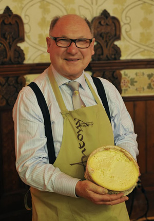 Bernard Antony präsentiert seinen Käse in Interlaken (Schweiz)