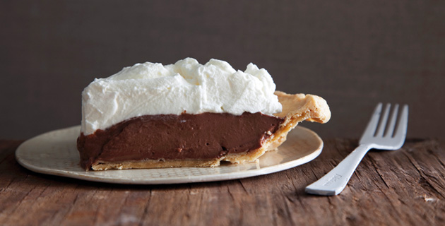 Leckerer Schokoladenpudding Pie mit „Baiser“