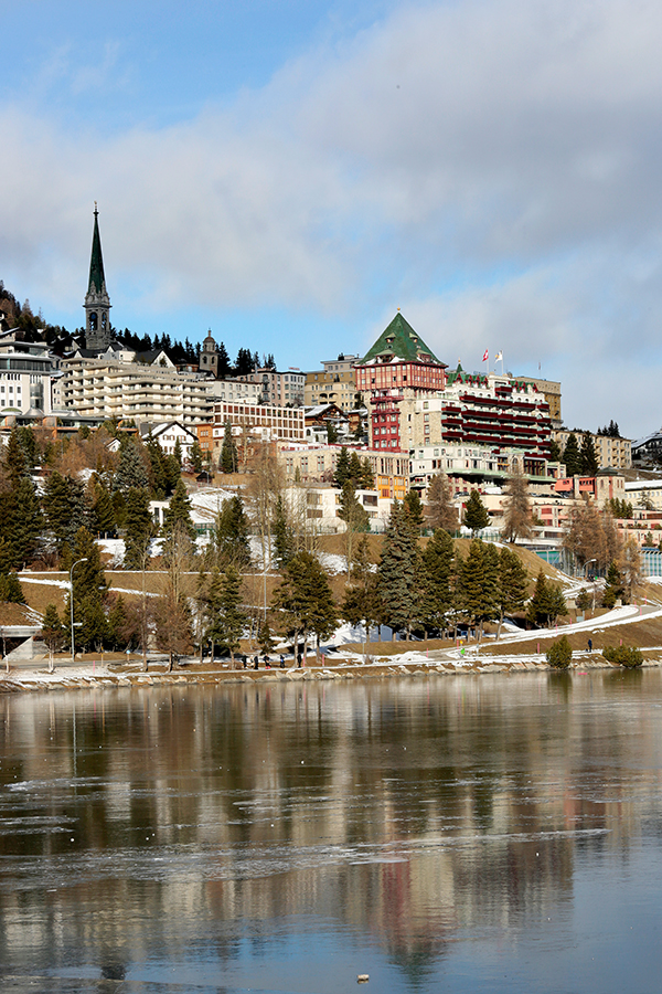 Das Badrutt’s Palace Hotel ist mit seinem grünen Dach, das über der Seepromenade von St. Moritz thront, unverwechselba