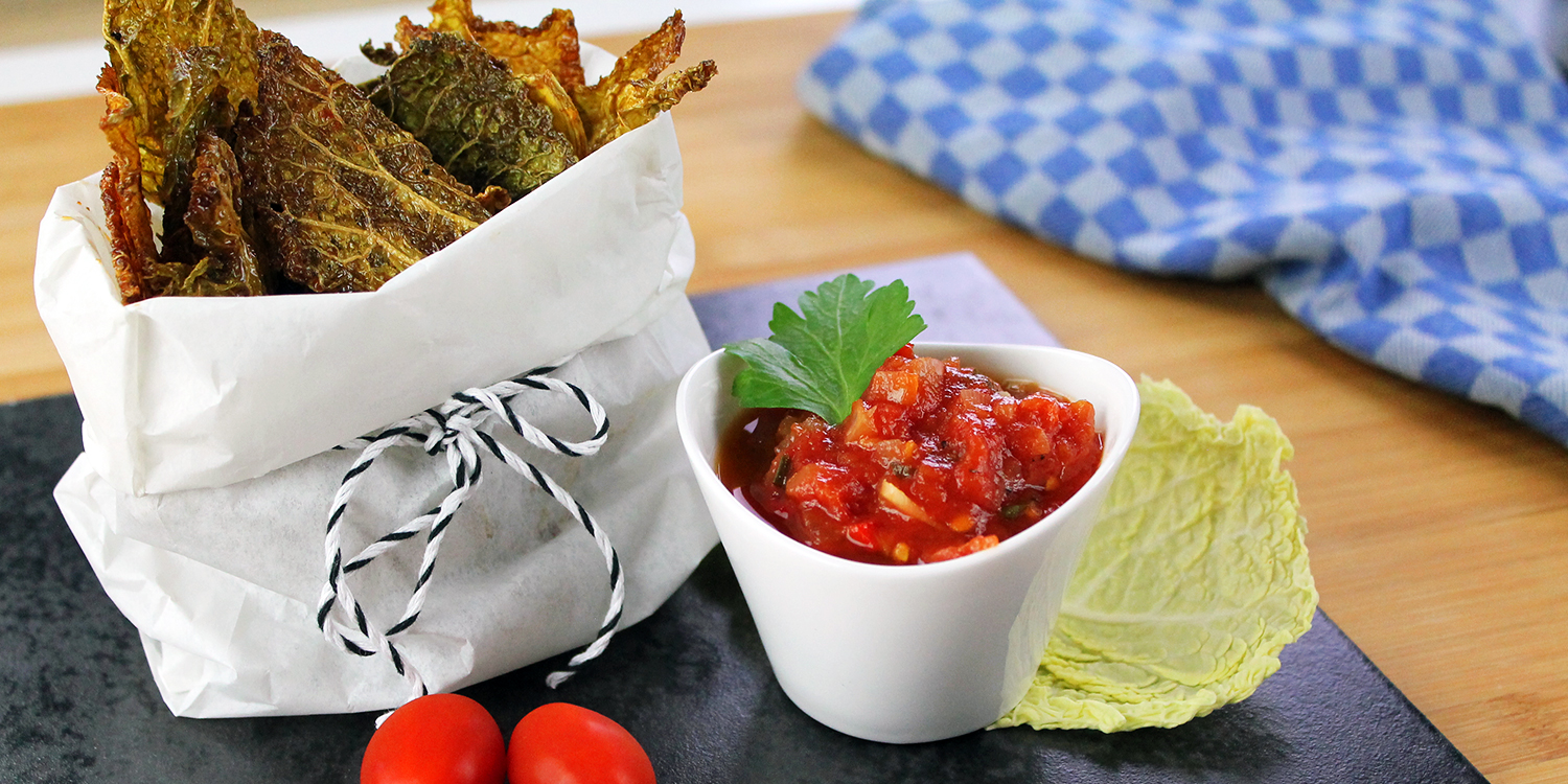 Step-by-Step: Wirsing-Chips mit Salsasauce