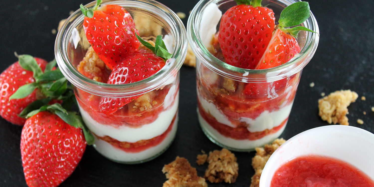 Step-by-Step: Erdbeer-Rhabarber-Crumble mit Joghurt