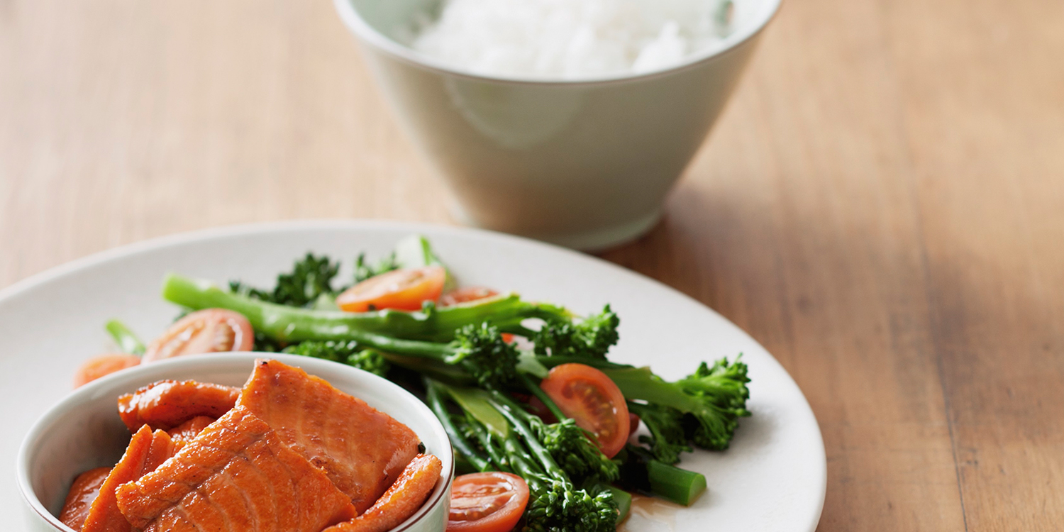 Teriyaki-Lachs mit würzigem Gemüse und Reis